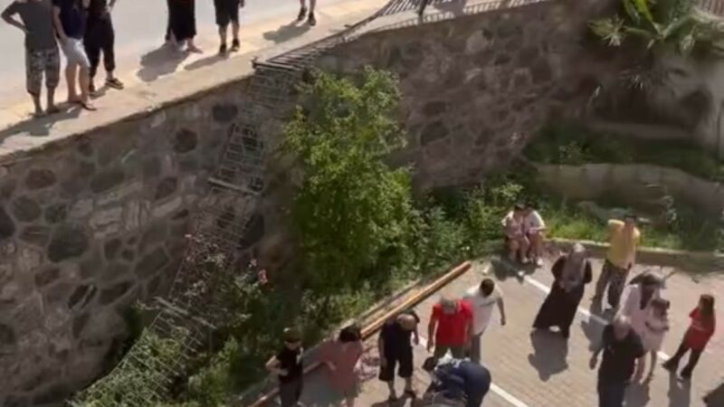 Bursa’da feci kaza! Virajı alamadı, site bahçesine uçtu… Bursa’da virajı alamayarak site bahçesine uçan hafif ticari araçta bulunan