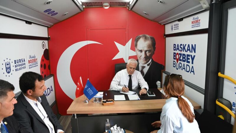 Bursa’da Başkan Bozbey’den örnek proje; Makamını bu kez Keles’e taşıdı… Bursa Büyükşehir Belediye Başkanı Mustafa Bozbey, Türkiye'de bir ilke imza