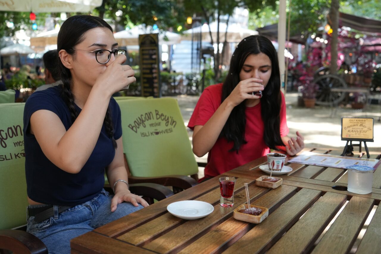 Bursa'da 135 yıllık kahve kültürüne turist rağbeti 1 AW246946 12