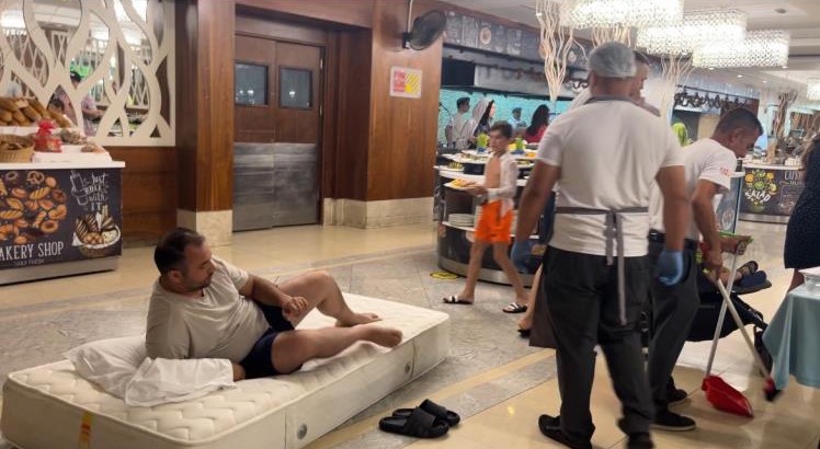 Otel müşterisinden görülmemiş protesto! Yatağını restorana taşıdı, ulu orta yattı…