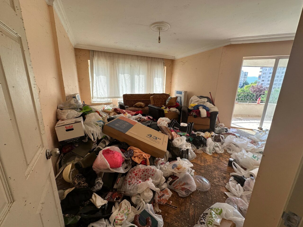 Bursa’da bir ‘Çöp Ev’ vakası daha! Hem de en nezih semtlerden birinde… Bursa’da bir ‘Çöp Ev’ vakası daha! Hem de en nezih semtlerden birinde…