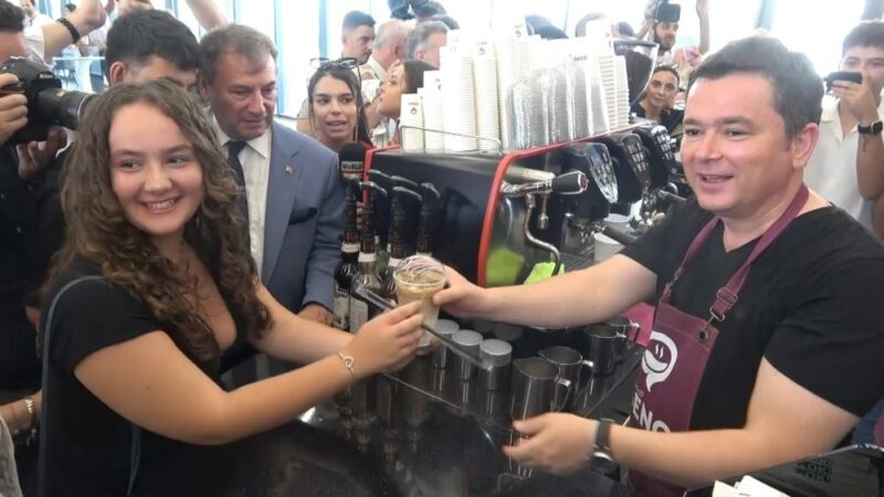Bursa’da Osmangazi Belediyesi’nden çifte açılış; İlk kahve Başkan Aydın’dan Gençlerin buluşma noktası olacak Hasan Ali Yücel Dünya Klasikleri Kütüphanesi