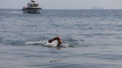 Armutlu’dan Mudanya’ya 12 kilometreyi yüzerek geçtiler