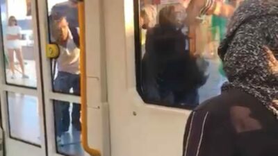 Bursa metrosunda yer verme kavgası! Tekme tokat birbirlerine girdiler