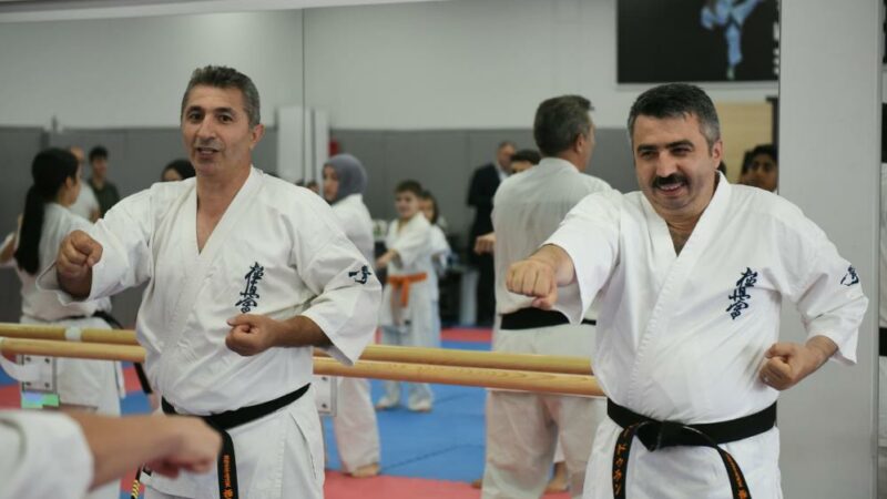 Başkan Oktay Yılmaz belediyecilikte karakuşağa yükseldi… Bursa Yıldırım Belediyesi’nin karate kurslarında eğitim gören 70 sporcu düzenlenen
