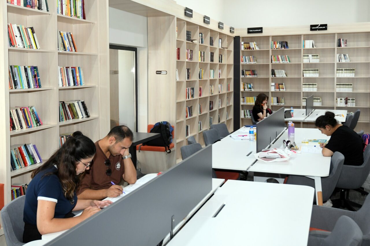 Bursa'daki gençlerin yeni buluşma noktası! Kitap tutkunları burada... 1 AW258366 02