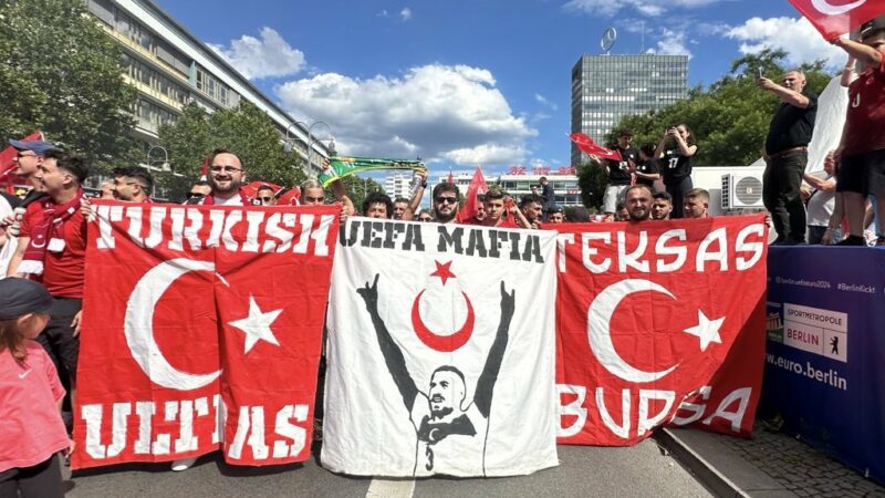 Bursa’da hazırladıkları pankartlarla Hollanda Milli maçı için Berlin’e giden yeşil