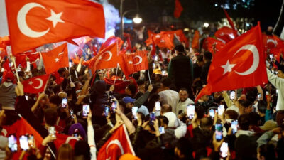 Avrupa’da meydanlar “Türkiye” sloganıyla inledi!