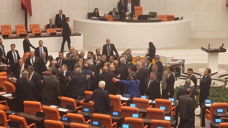 TBMM’de yumruklu kavga! Vekiller birbirine girdi TBMM’de yumruklu kavga! Vekiller birbirine girdi