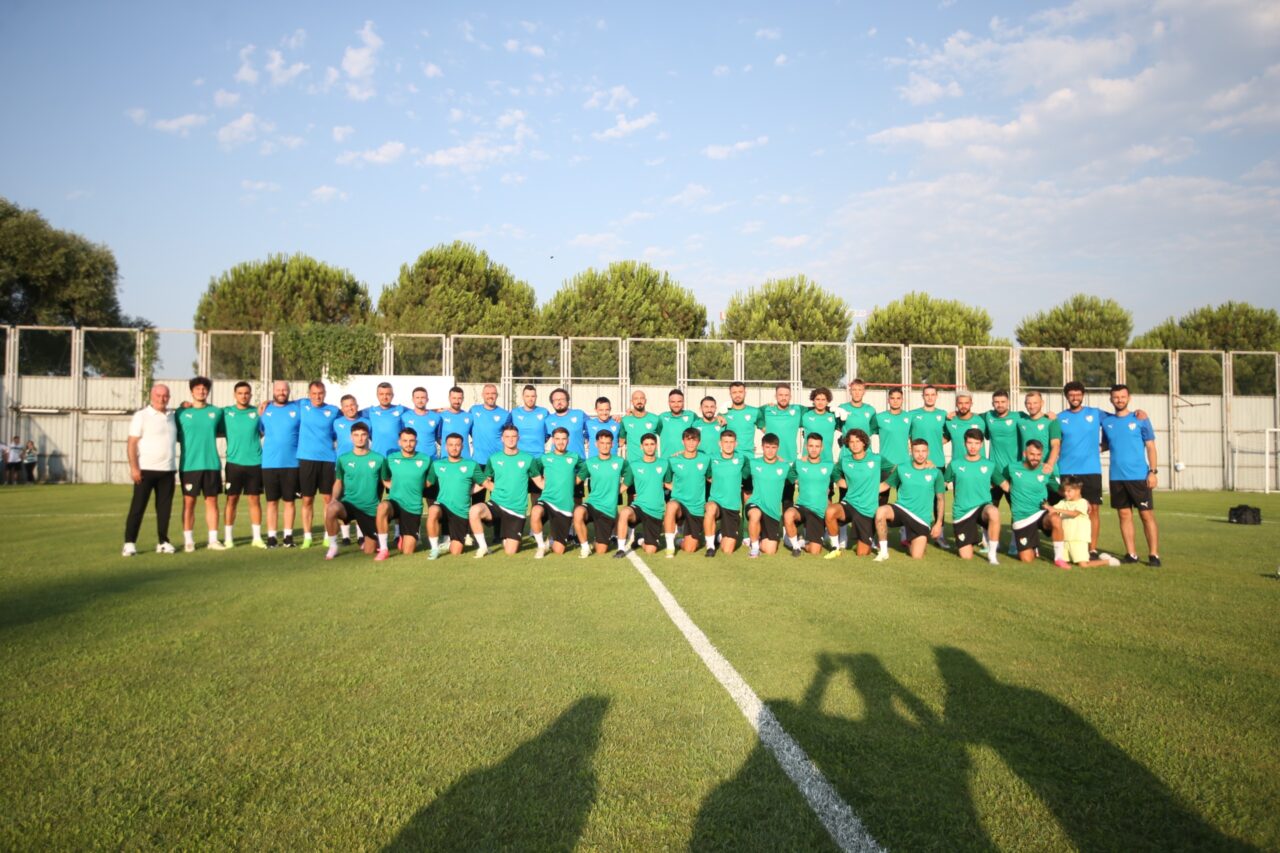 Bursaspor sezonu açtı… Binlerce taraftar Özlüce’ye akın etti Bursaspor sezonu açtı… Binlerce taraftar Özlüce’ye akın etti