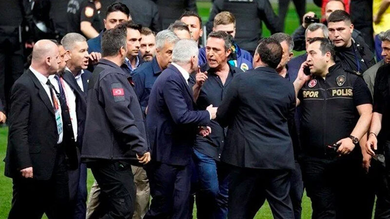 Ali Koç ve Selahattin Baki ifadeye çağrıldı Trendyol Süper Lig'in 37. haftasındaki Galatasaray-Fenerbahçe derbisinin ardından yaşanan olaylara