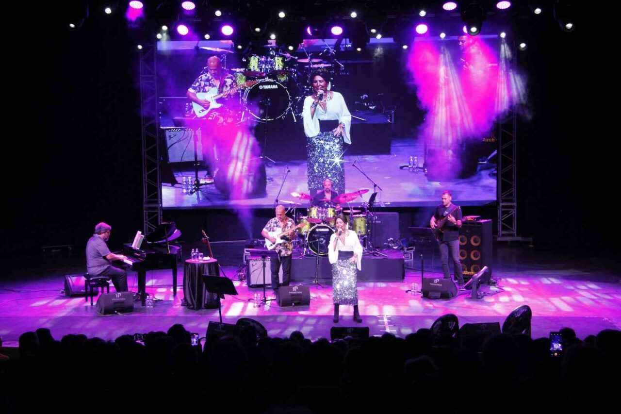 Bursa Festivali | Nükhet Duru'dan hayranlarına unutulmaz gece! 3 bursa festivalinde nukhet duru sahne aldi 4ba287f