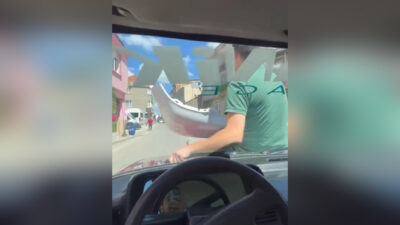 Bursa’da tehlikeli yolculuk! Kaput üzerinde…