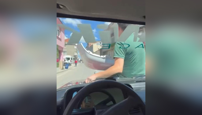 Bursa’da tehlikeli yolculuk! Kaput üzerinde… Bursa’da tehlikeli yolculuk! Kaput üzerinde…