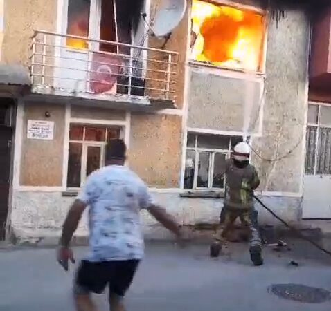 Bursa'nın İznik ilçesinde 2 katlı ev, bilinmeyen nedenle çıkan yangında