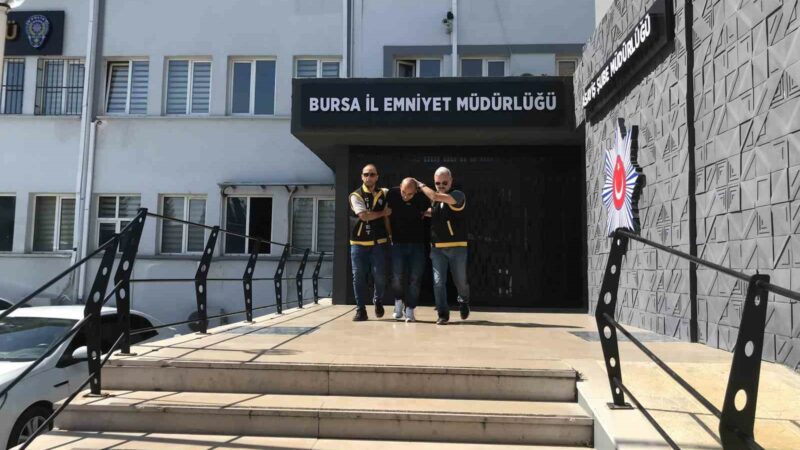 Bursa’da dehşet anları: 1 ölü, 1 yaralı Bursa’da omuz atma tartışmasında bir kişi, yanında taşıdığı bıçağa sarıldı.