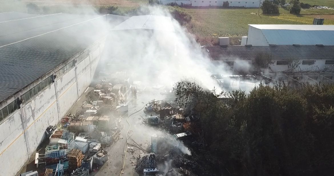 Bursa’da tavuk çiftliğinde çıkan yangın zincir marketin deposuna sıçradı