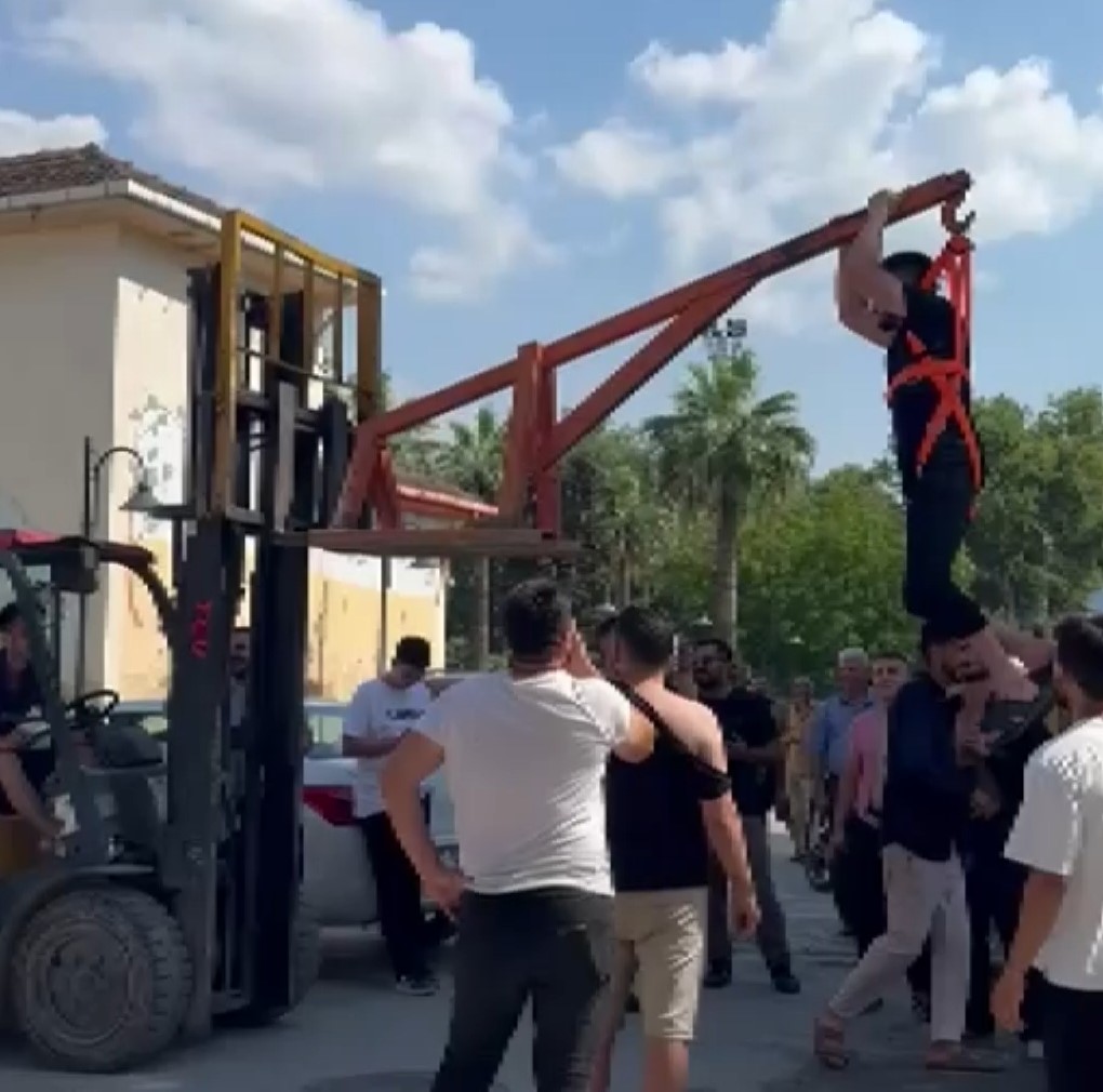 damadi forklifte astilar bahce hortumuyla yikadilar 5352088