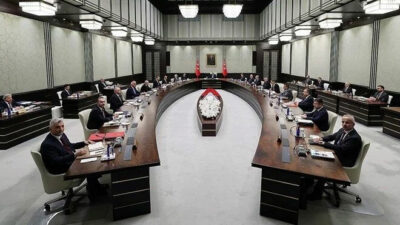 Kabinede iki Bakan değişti