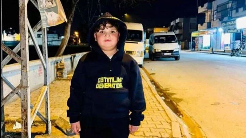 Silahını göstermek isterken arkadaşının oğlunu öldürdü