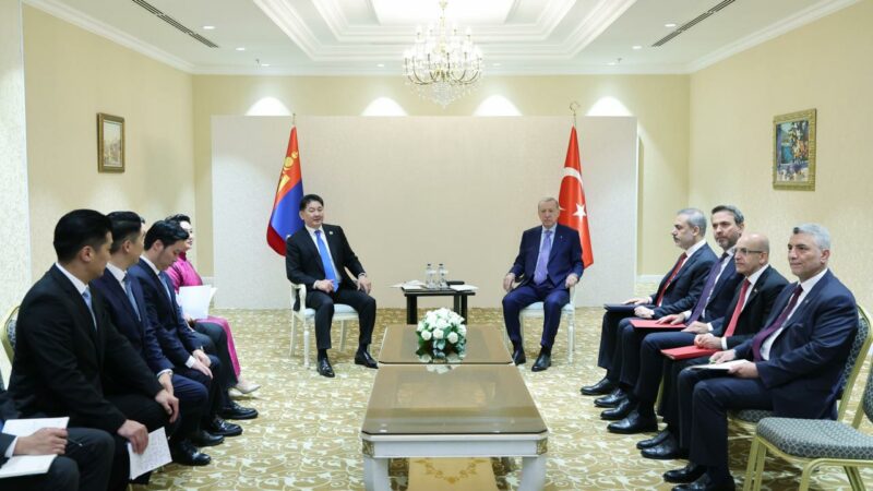 Erdoğan’dan Astana’da diplomasi trafiği Cumhurbaşkanı Recep Tayyip Erdoğan, Kazakistan temaslarını bugün de sürdürüyor. Erdoğan,