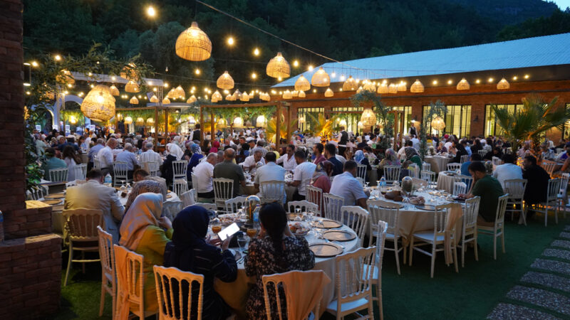 Akın ailesinin en mutlu günü Akın Elektrik’in sahibi Ali Akın ve eşi Bilge Akın çiftinin