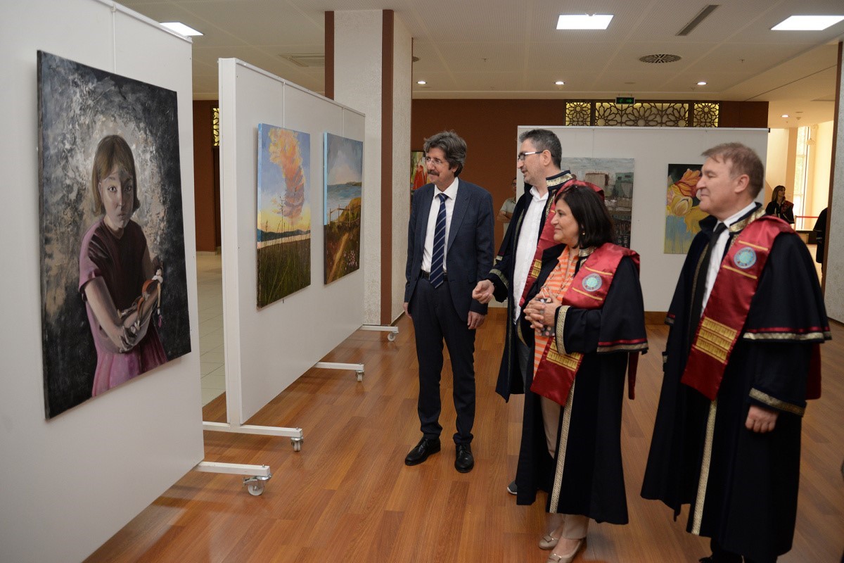 Bursa’da Güzel Sanatlar Fakültesi’nde mezuniyet coşkusu Bursa’da Güzel Sanatlar Fakültesi’nde mezuniyet coşkusu