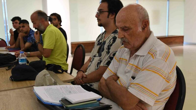 Bursa’da 77 yaşında senaryo yazarlığı öğreniyor Osmangazi Belediyesi’nin yeni senaristlerin ortaya çıkmasını sağlamak ve bu alana