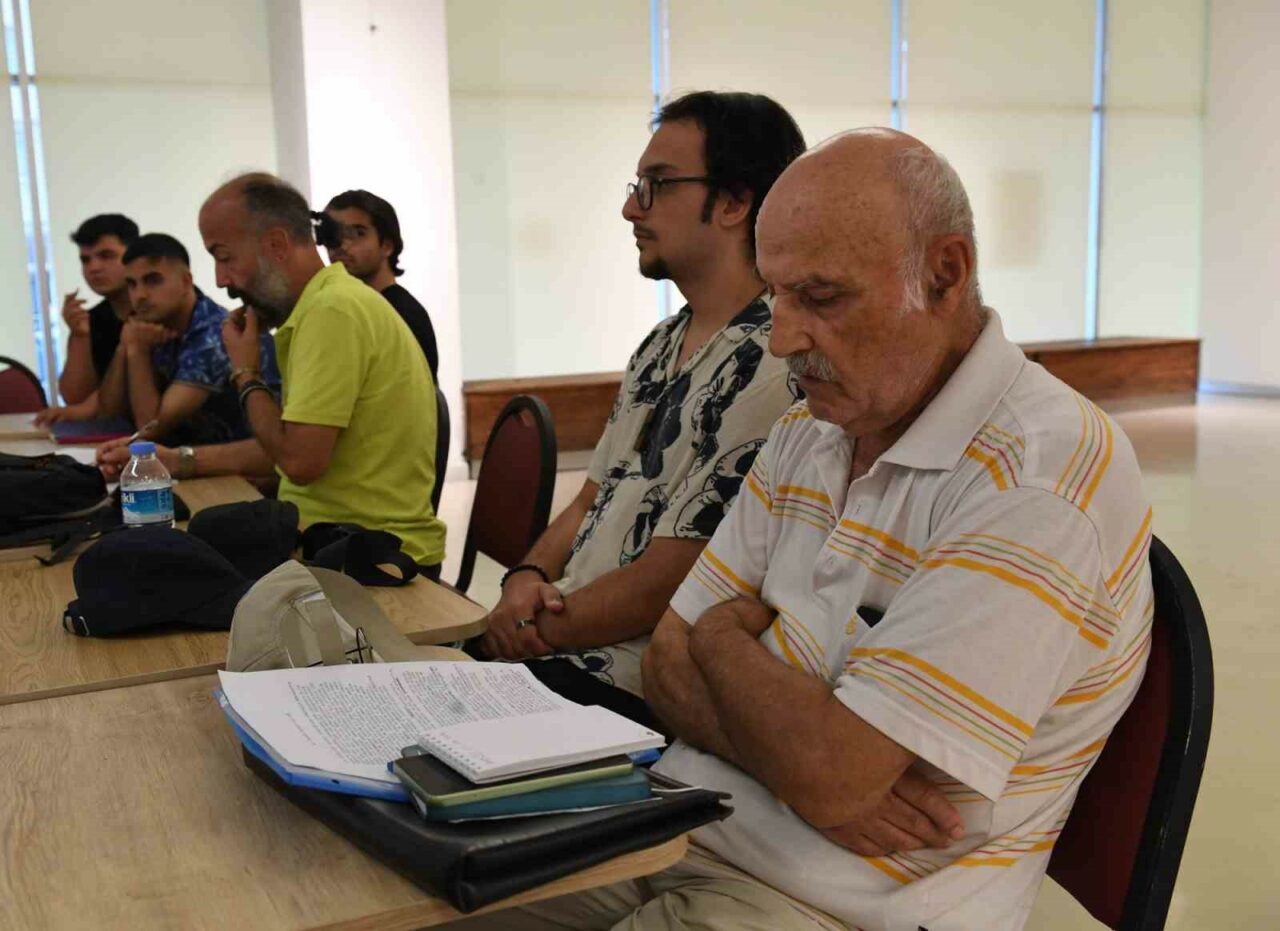 hatiralarini kaleme almak icin 77 yasinda senaryo yazarligi ogreniyor 1c54814