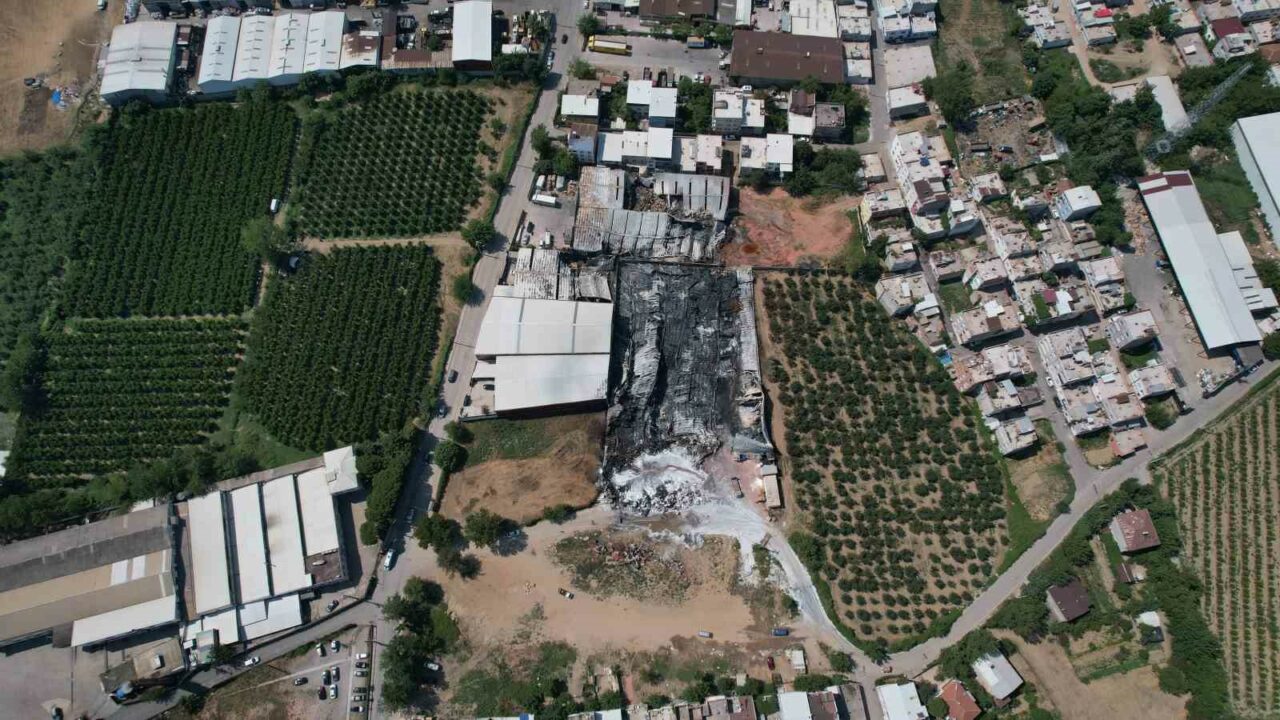 Bursa’da milyonluk enkaz bırakan yangın! Bursa’da milyonluk enkaz bırakan yangın!