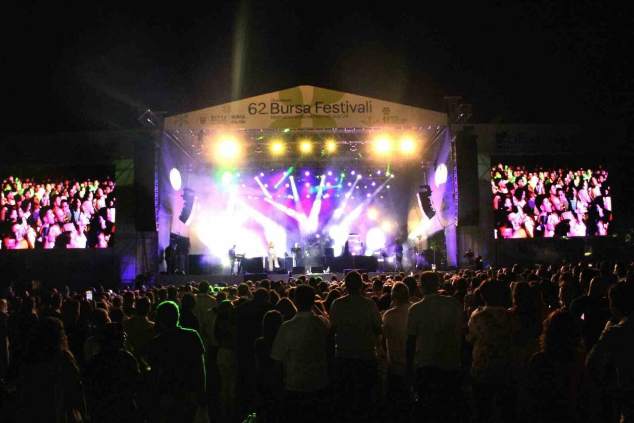 Bursa Festivali| KÖFN ve Feride Hilal Akın'a gençlerden büyük ilgi! 3 kofn ve feride hilal akin bursa festivalinde genclerle bulustu 446802a