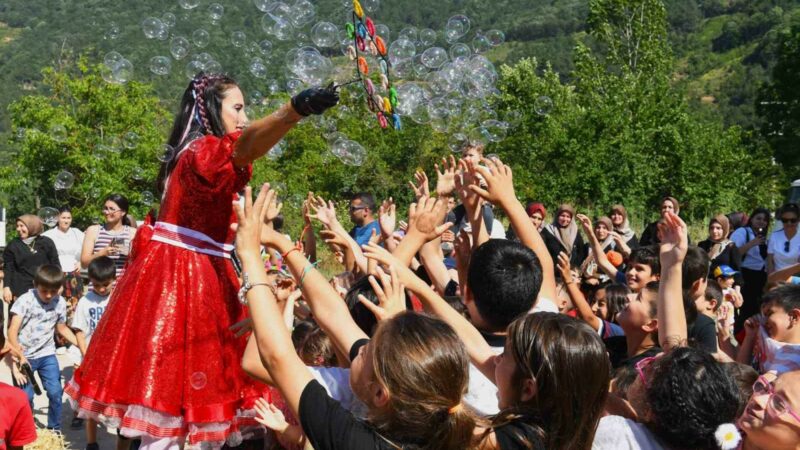 Osmangazi’de şenlik dolu bir gün Osmangazi Belediyesi, düzenlediği ‘Köyümüzde Şenlik Var’ etkinliğiyle kırsal mahallelerde yaşayan