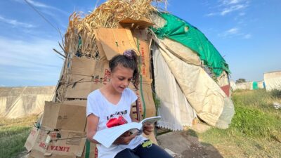 Yer: Bursa… Tarlada çapa yapıp, çadırda ders çalışıyorlar