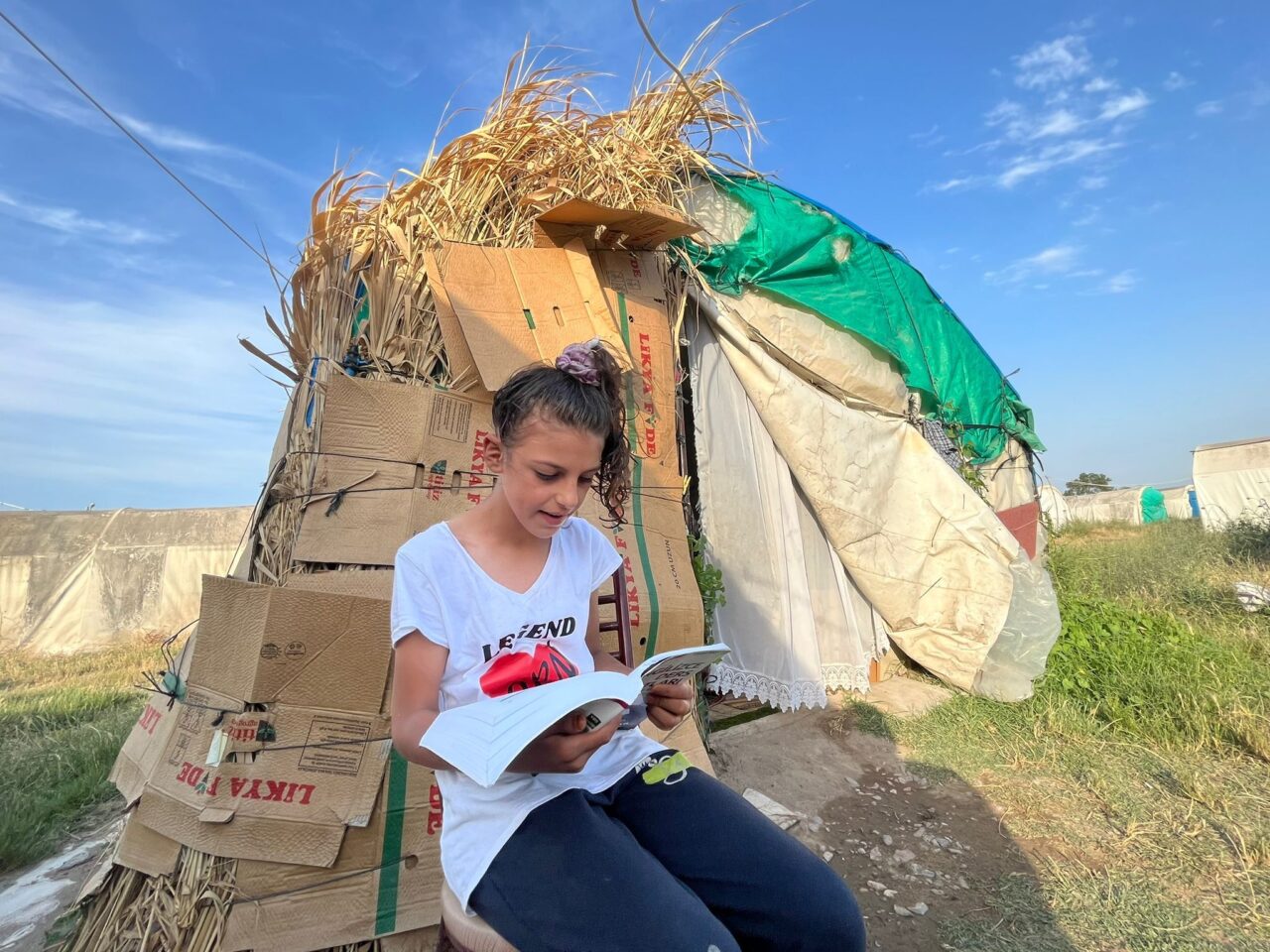 Yer: Bursa… Tarlada çapa yapıp, çadırda ders çalışıyorlar