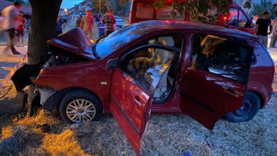 Otomobil ağaca çarptı: 2 ölü, 6 yaralı