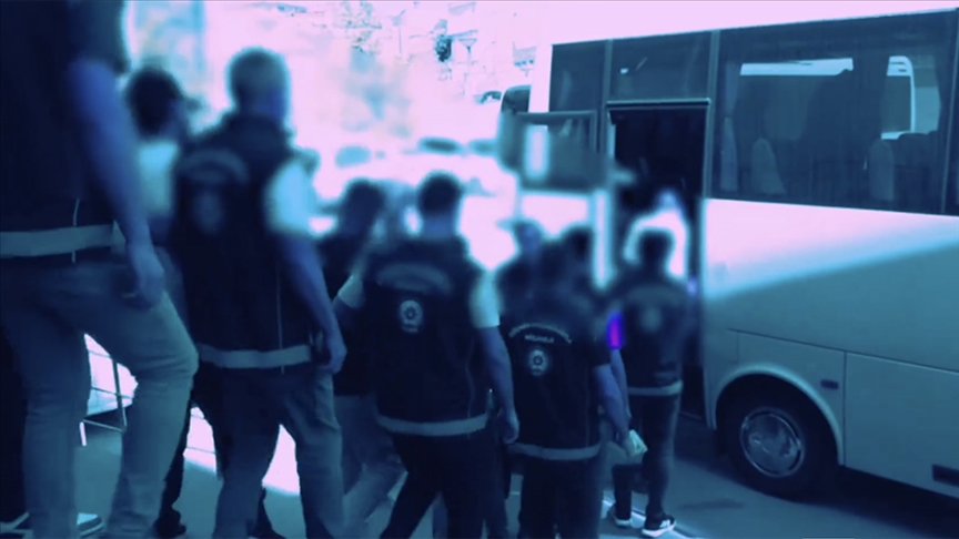 Bakan Yerlikaya duyurdu! 2 bin 563 düzensiz göçmen yakalandı