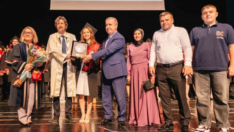 Tıp fakültesi 1.’si Bursa Mustafakemalpaşa’dan Bursa Uludağ Üniversitesi Tıp Fakültesi, sağlık ordusunun yeni neferlerini mezun