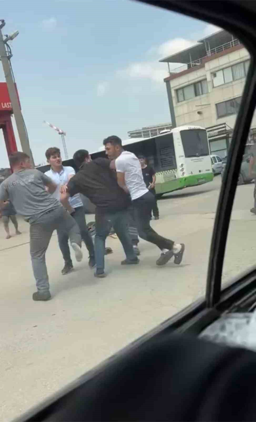 Bursa’da yol verme tartışması kavgaya dönüştü Bursa’da yol verme tartışması kavgaya dönüştü