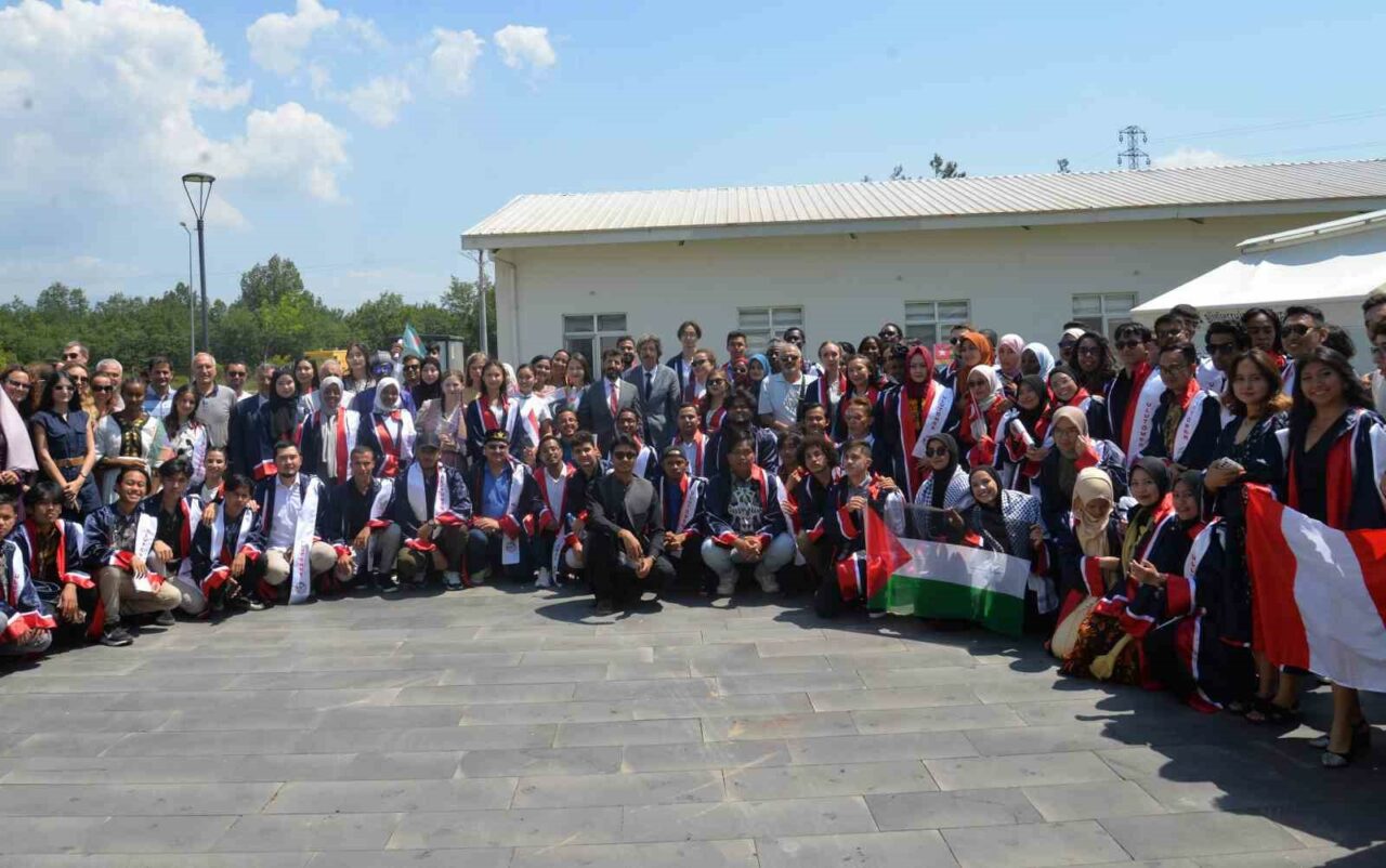Bursa Uludağ Üniversitesi’nde misafir öğrenciler mezun oldu Bursa Uludağ Üniversitesi’nde misafir öğrenciler mezun oldu