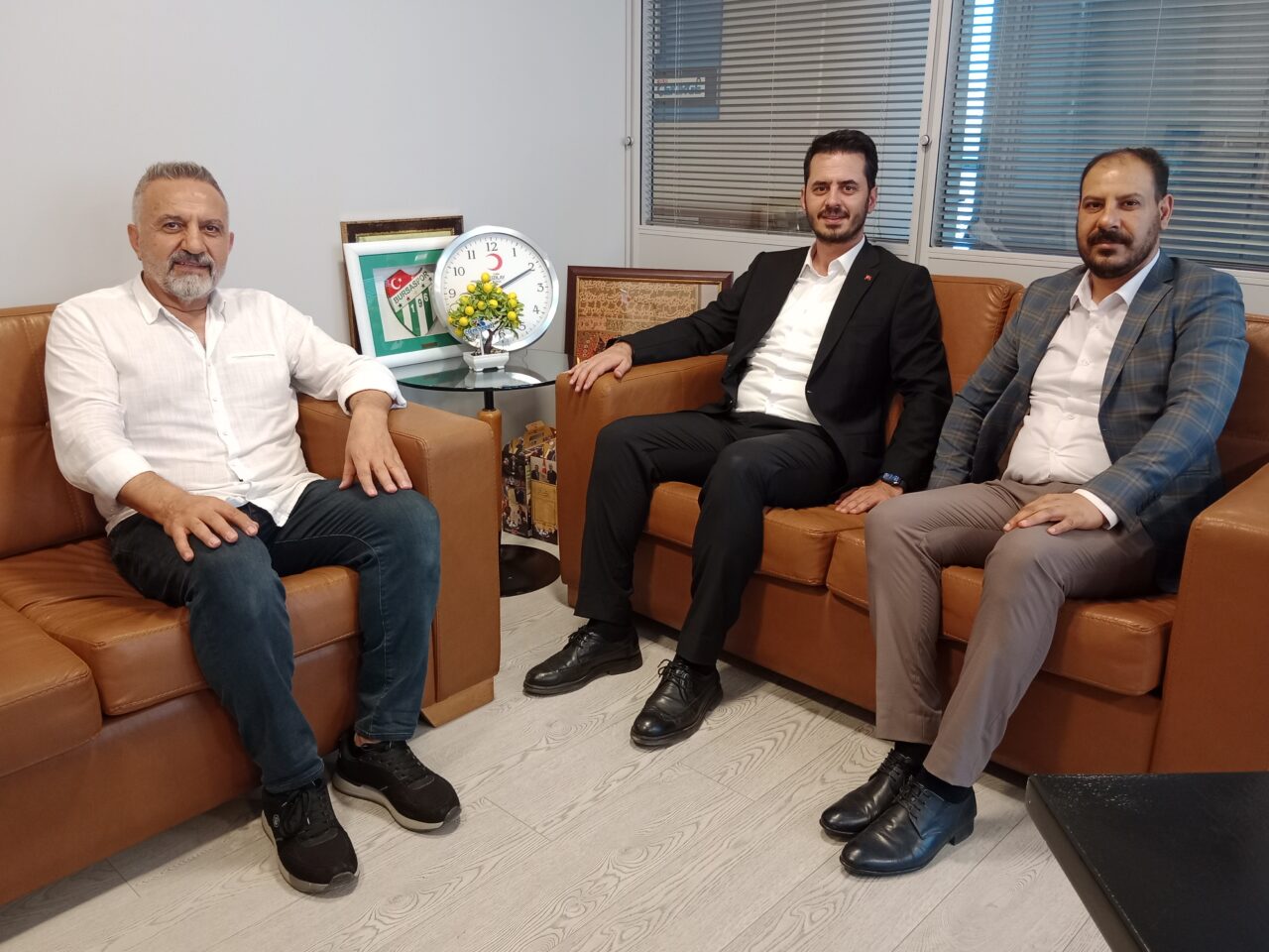 Bursa'da vatandaş AK Parti’den ne istiyor? En büyük ilçenin başkanı açıkladı 2 1. YAZI İÇİN AK PARTİ OSMANGAZİ İLÇE BAŞKANI ADNAN KURUKUŞ HAYRETTİN ÖZBAĞKIRAN CESUR KARTAL 1