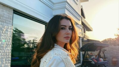 Siyah derin göğüs dekolteli elbisesine beğeni yağdı!