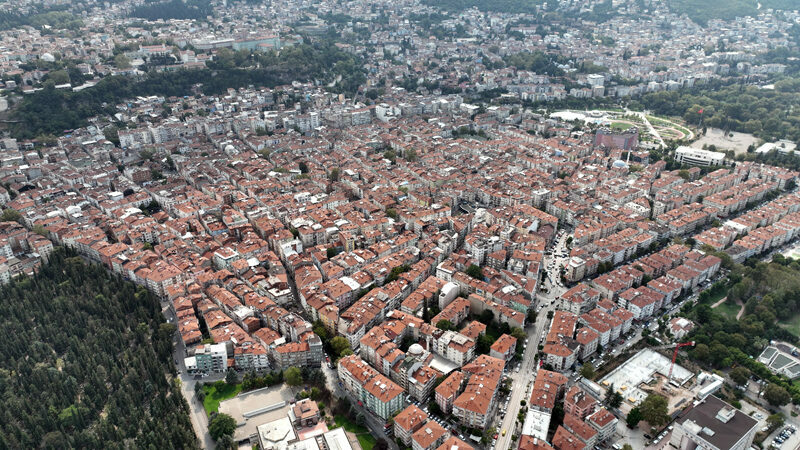 Bursa’ya yarısı bizden kampanyası mı geliyor? Şahin Biba’dan dikkat çeken açıklama Bursa Büyükşehir Belediyesi Meclisi’nde kentsel dönüşüm çalışmaları gündeme gelirken, Bursa