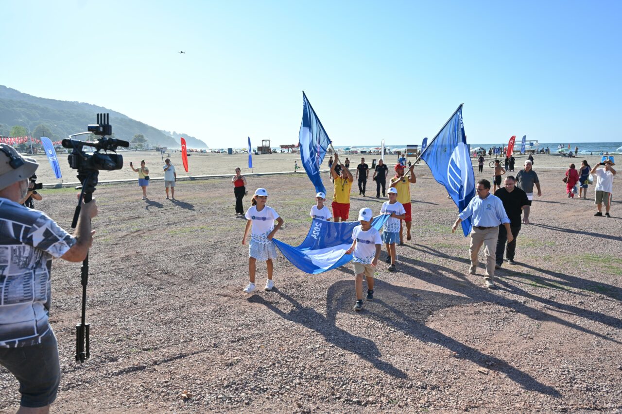 Bursa’da bir plajda daha mavi bayrak göndere çekildi