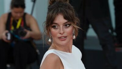 Nefesleri kesen dekolteli kırmızı elbisesiyle yürekleri hoplattı!