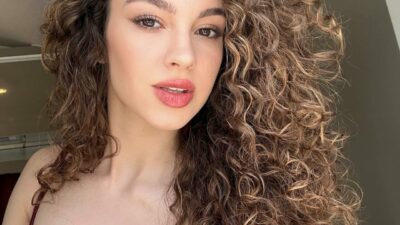 İddialı siyah mini elbisesine beğeni yağdı!