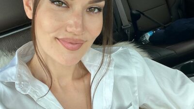 Beyaz mayosuyla objektif karşısında!