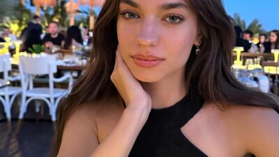 Dekolteli püsküllü takımı çok beğenildi!