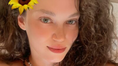 Tatil pozlarıyla sosyal medyayı salladı! Renkli bikinisi…