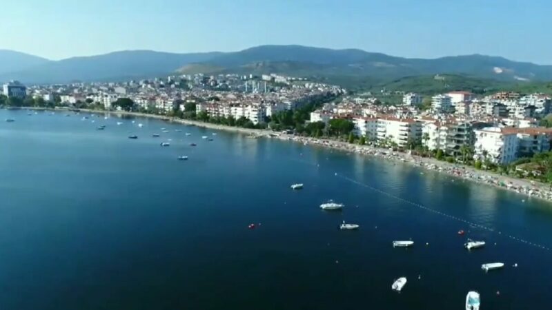 Tatilciler akın etti, nüfusu 10 kat arttı Balıkesir’in 33 bin nüfuslu Erdek ilçesinde, yaz aylarında nüfus 10
