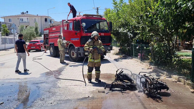 Bursa’da panik anları Bursa'nın İznik ilçesindeki bir elektrikli bisikletin seyir halindeyken alev alması,